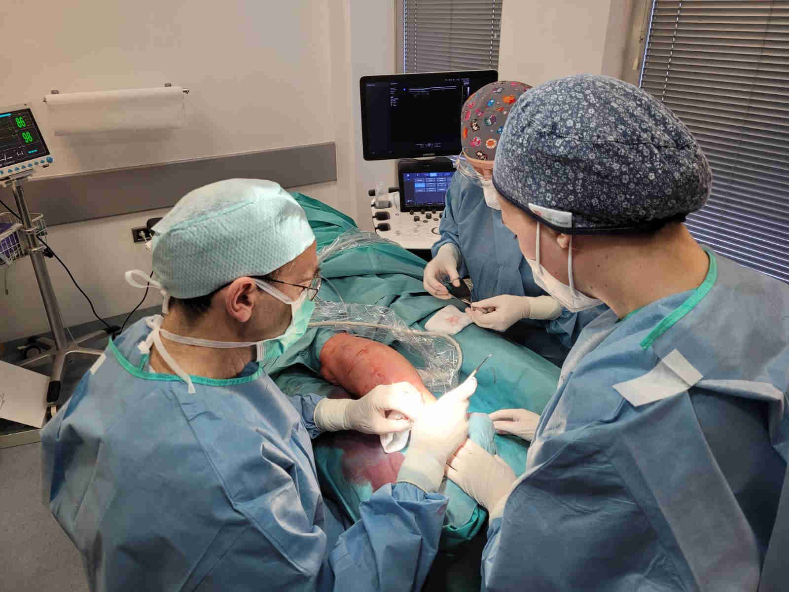 Moderni ultrazvočni aparat in primerni kirurški inštrumenti so pomemben dejavnik ugodne izvedbe operativnega posega na krčnih žilah.